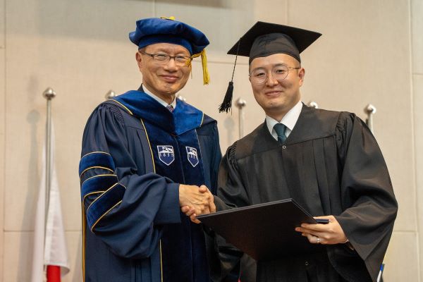 (사진2) 2023년 한동국제법률대학원을 수석으로 졸업한 배승환 씨.jpg